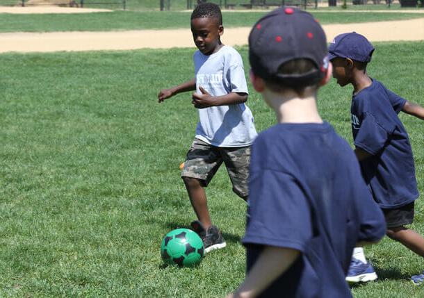 保利预科 较低的学校 students playing soccer